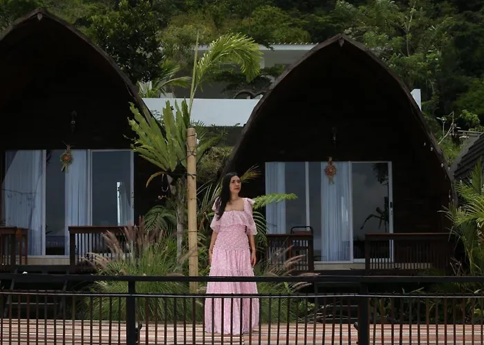 Bukit Delapan Glamping & Coffee ロッジ